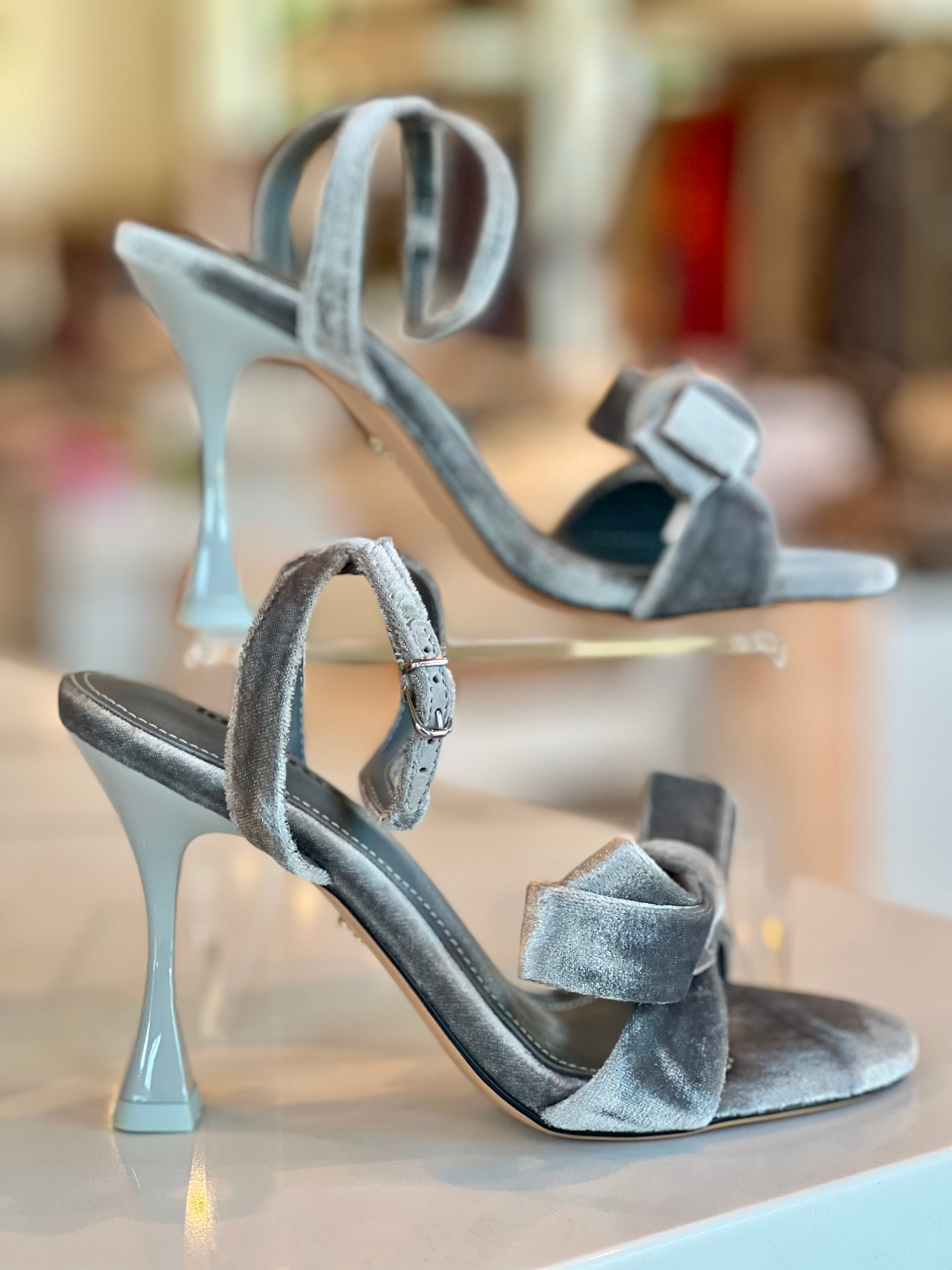 Lo18470 Lola Cruz Grey Velvet Bow Heel