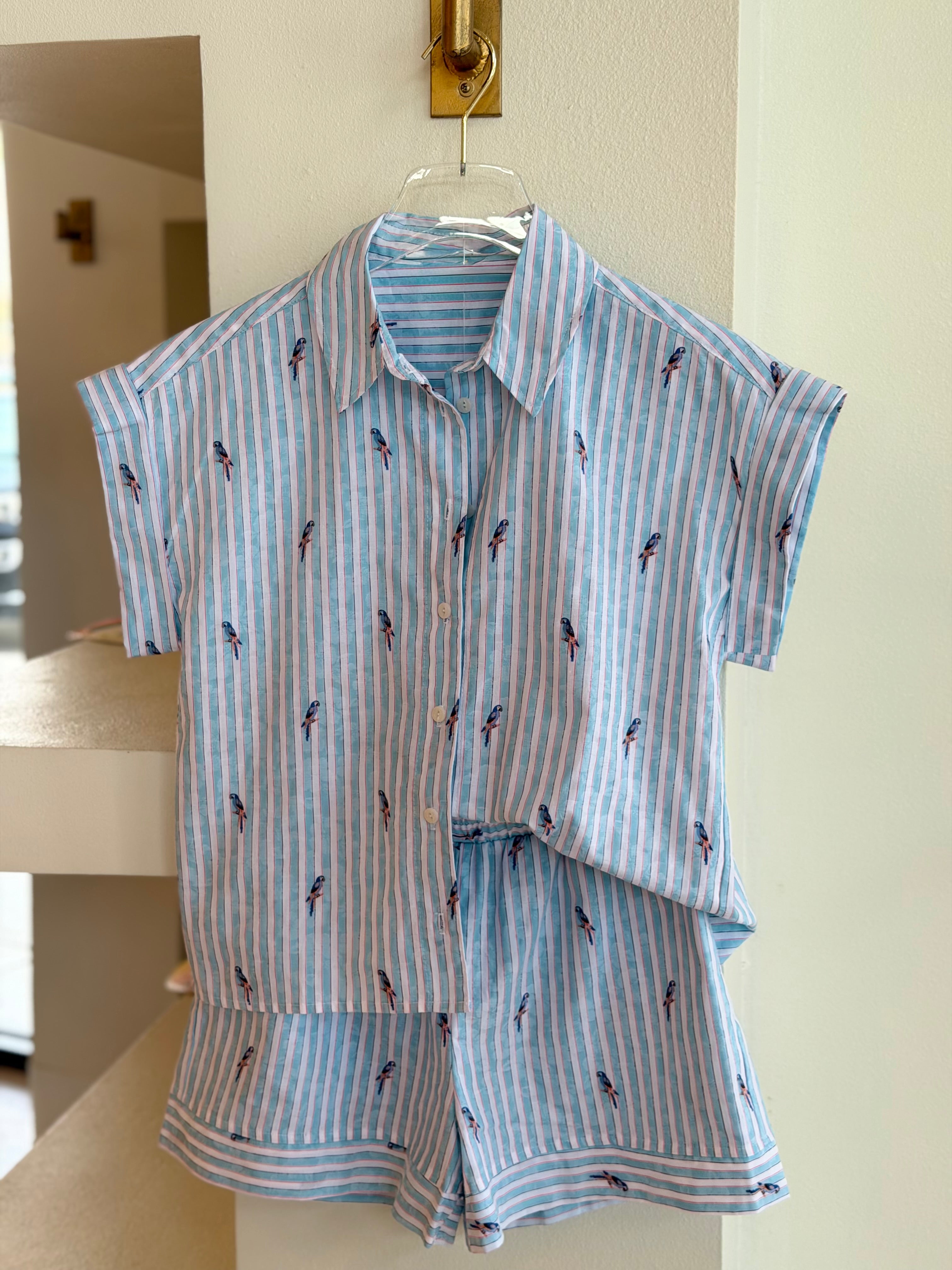 St1683 Blue Parrot Top