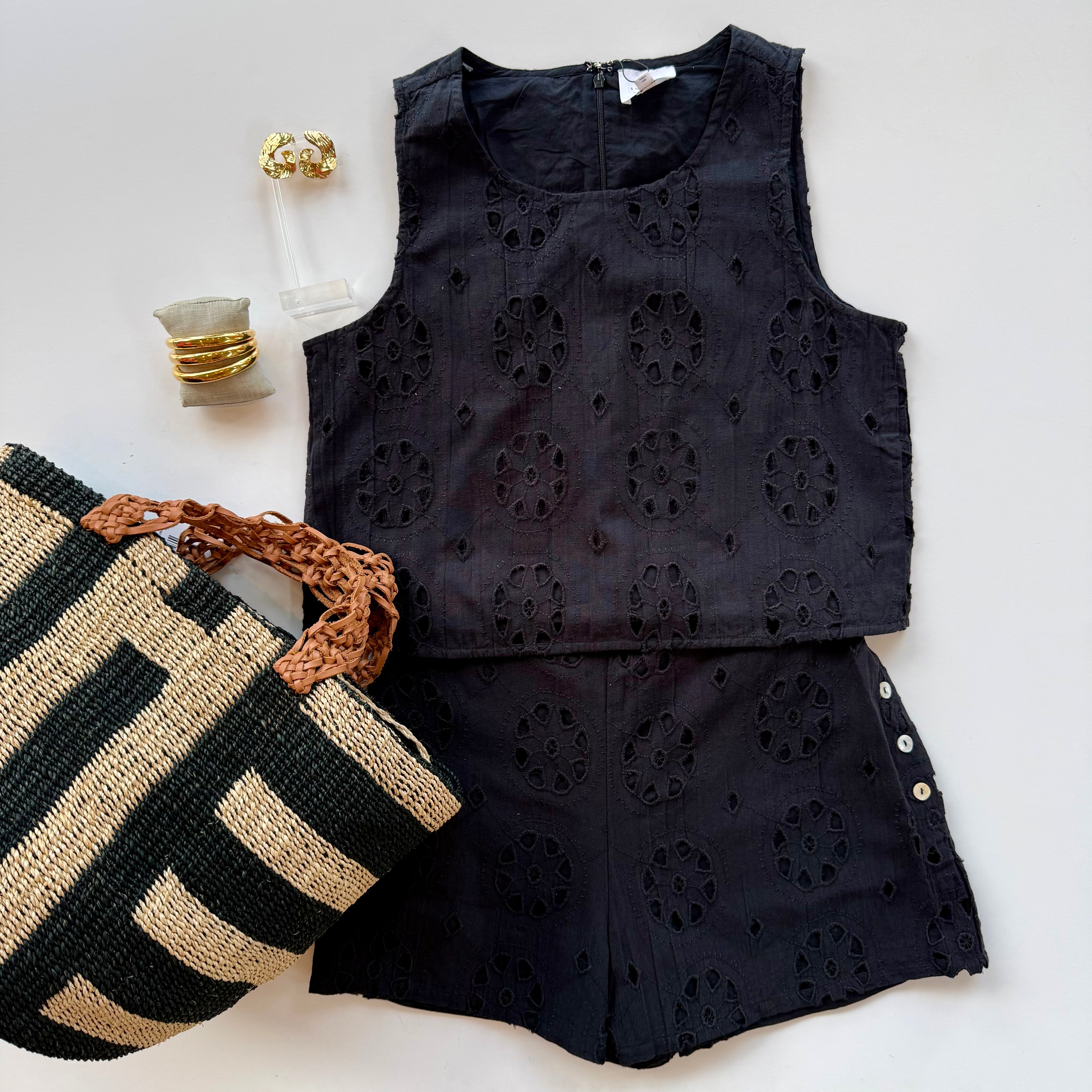 Su044 Black Eyelet Tank