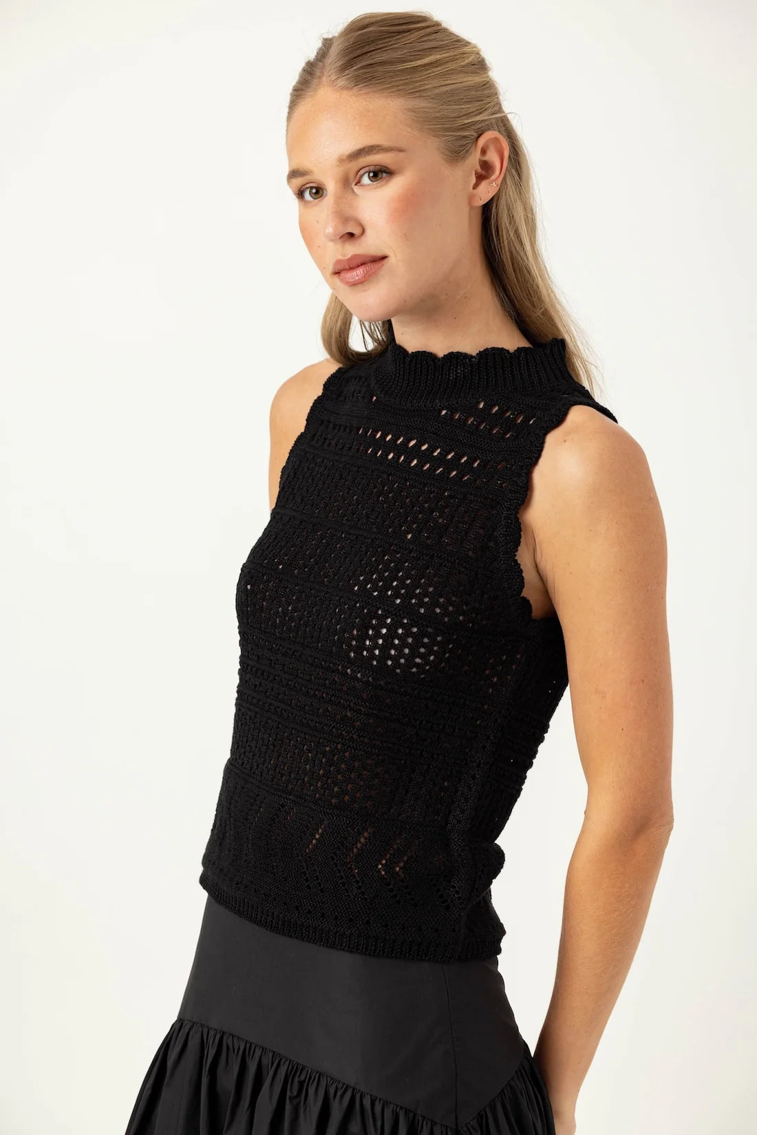 Su288 Black Crochet Tank