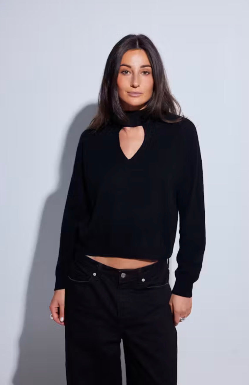 Co143 Chunky Keyhole Mock Neck Sweater