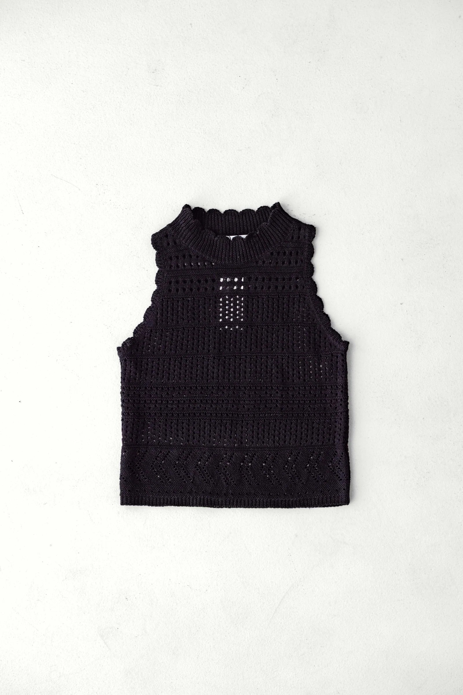 Su288 Black Crochet Tank