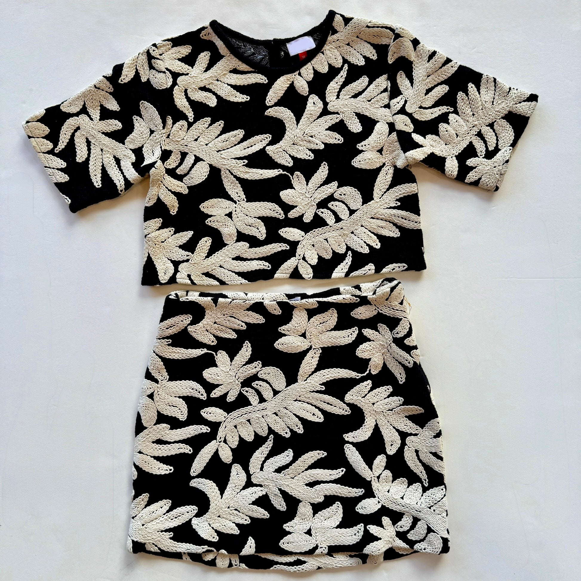 Naleaf Embroidered Crop Top