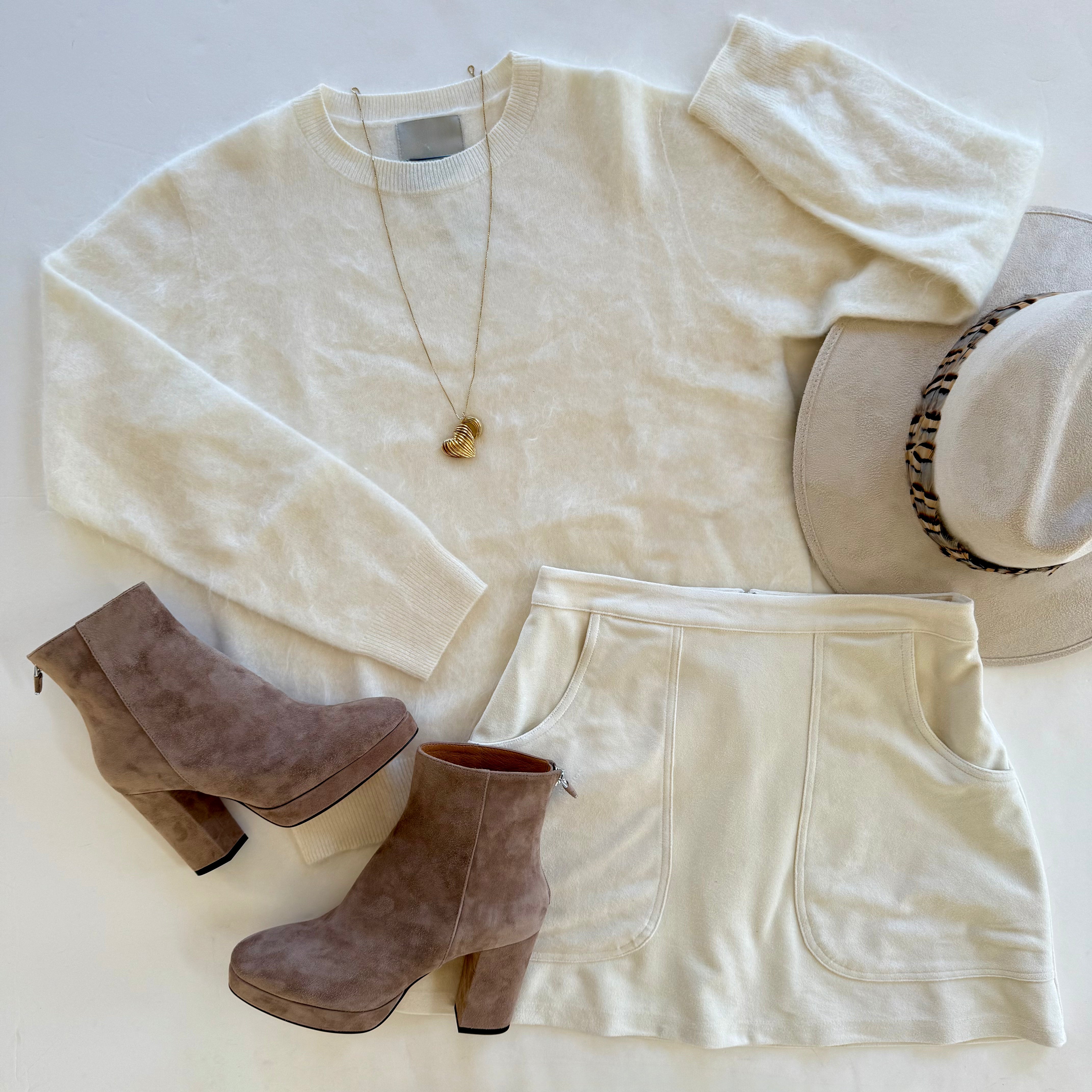 Su265 Cream Suede Skirt