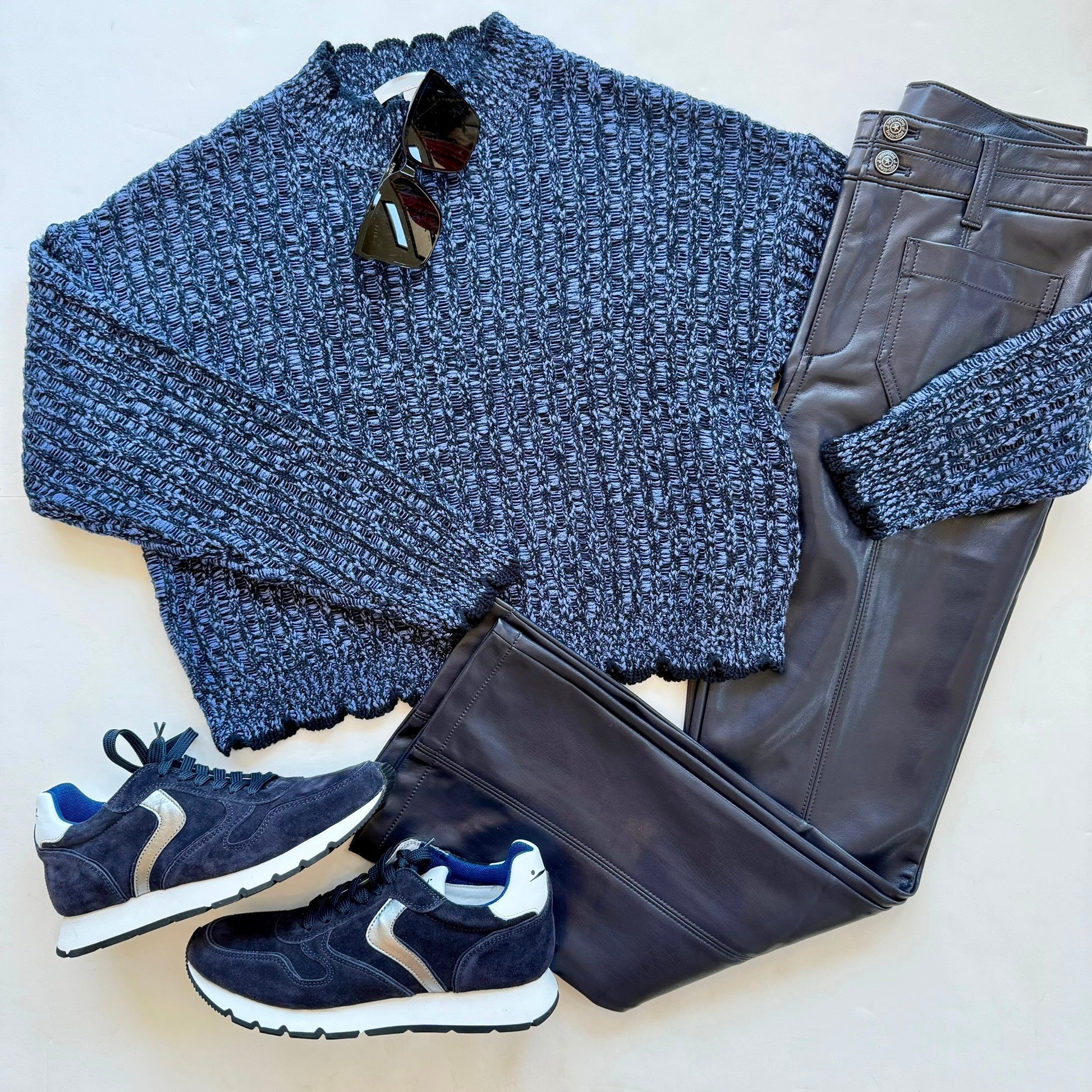 Aun14323 Navy Scallop Hem Sweater