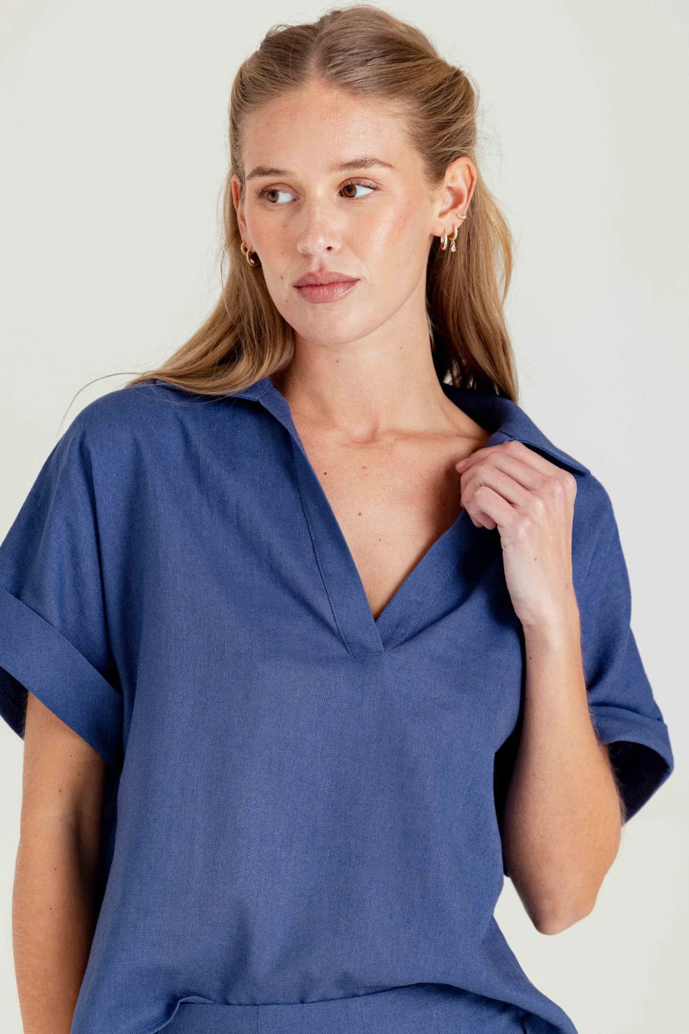 Su122 Blue Linen Popover Top