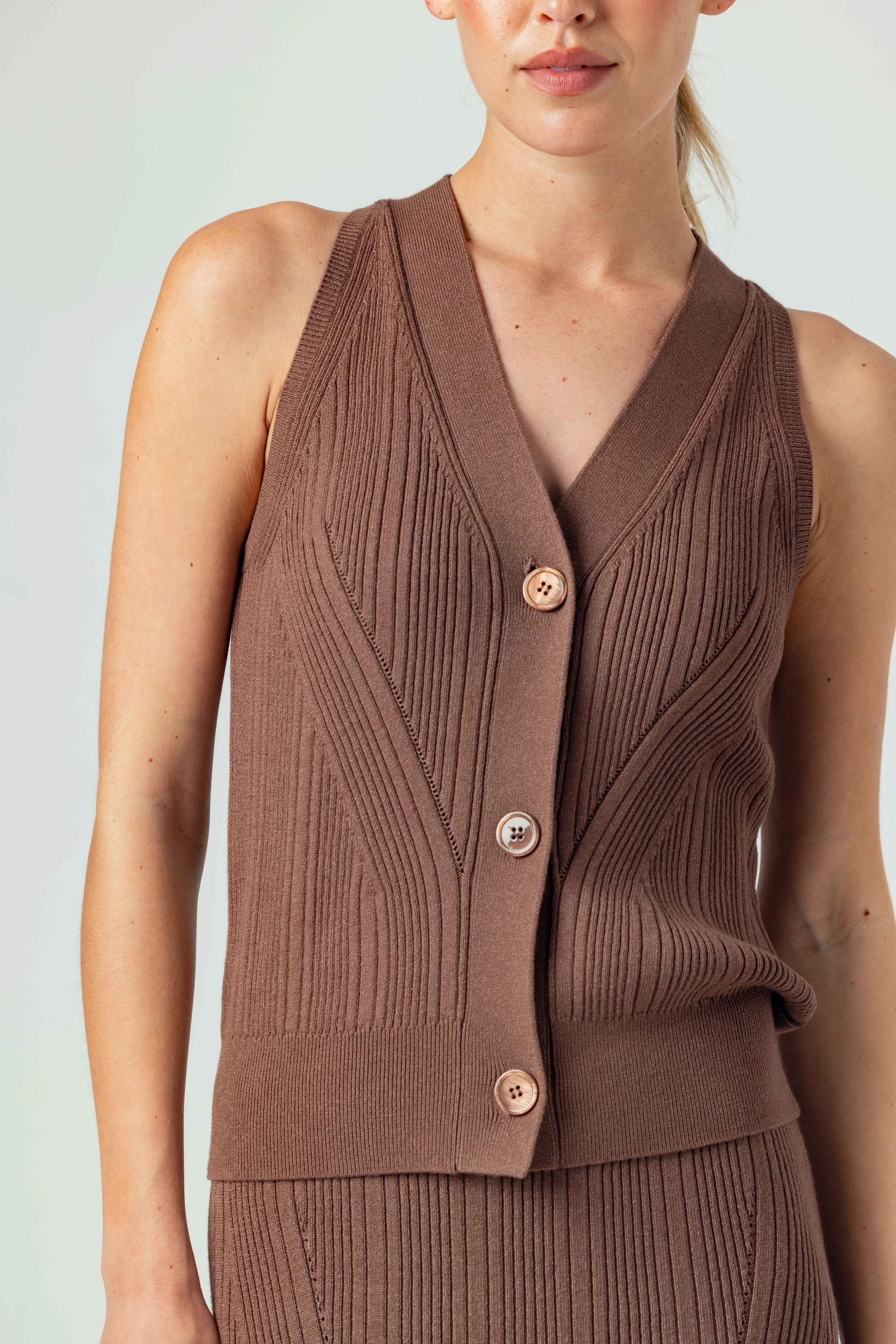 Su134 Tan Ribbed Knit Vest