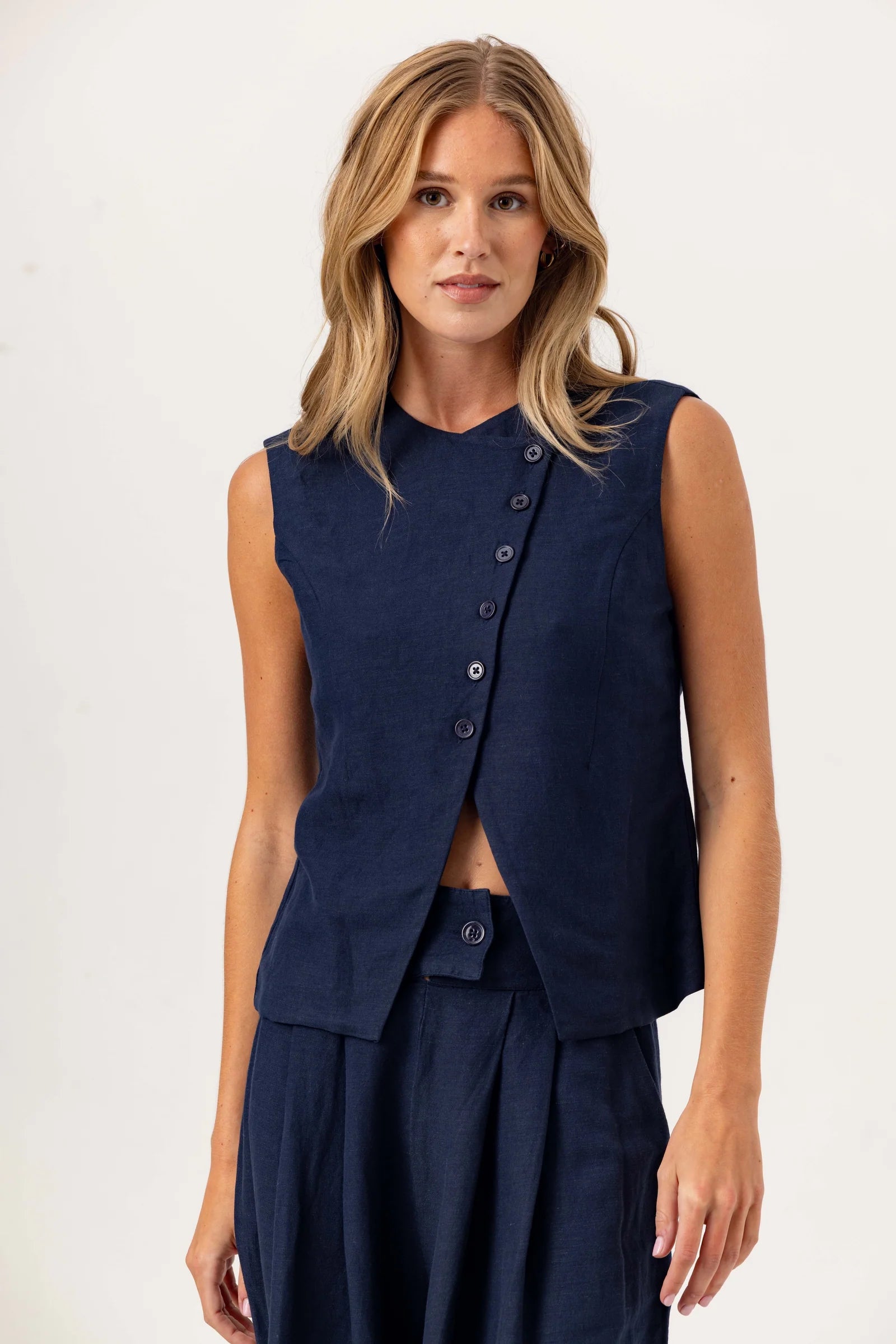 Su225 Navy Linen Vest
