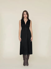 Load image into Gallery viewer, Xix374405 Black Silk Midi Dress
