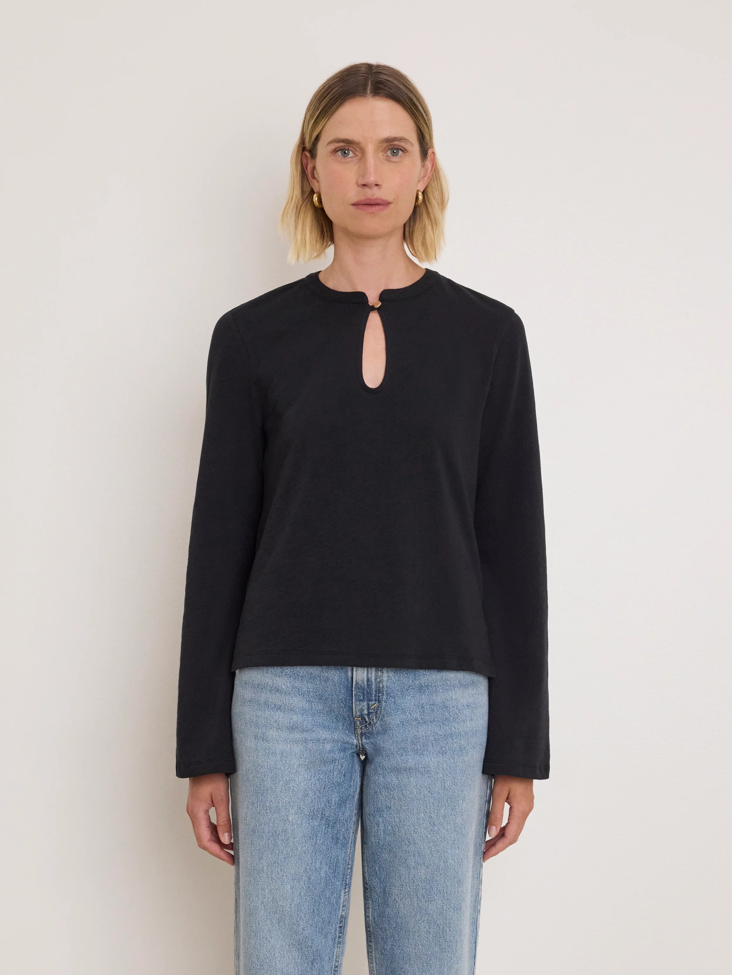Na11602 Black Keyhole Top
