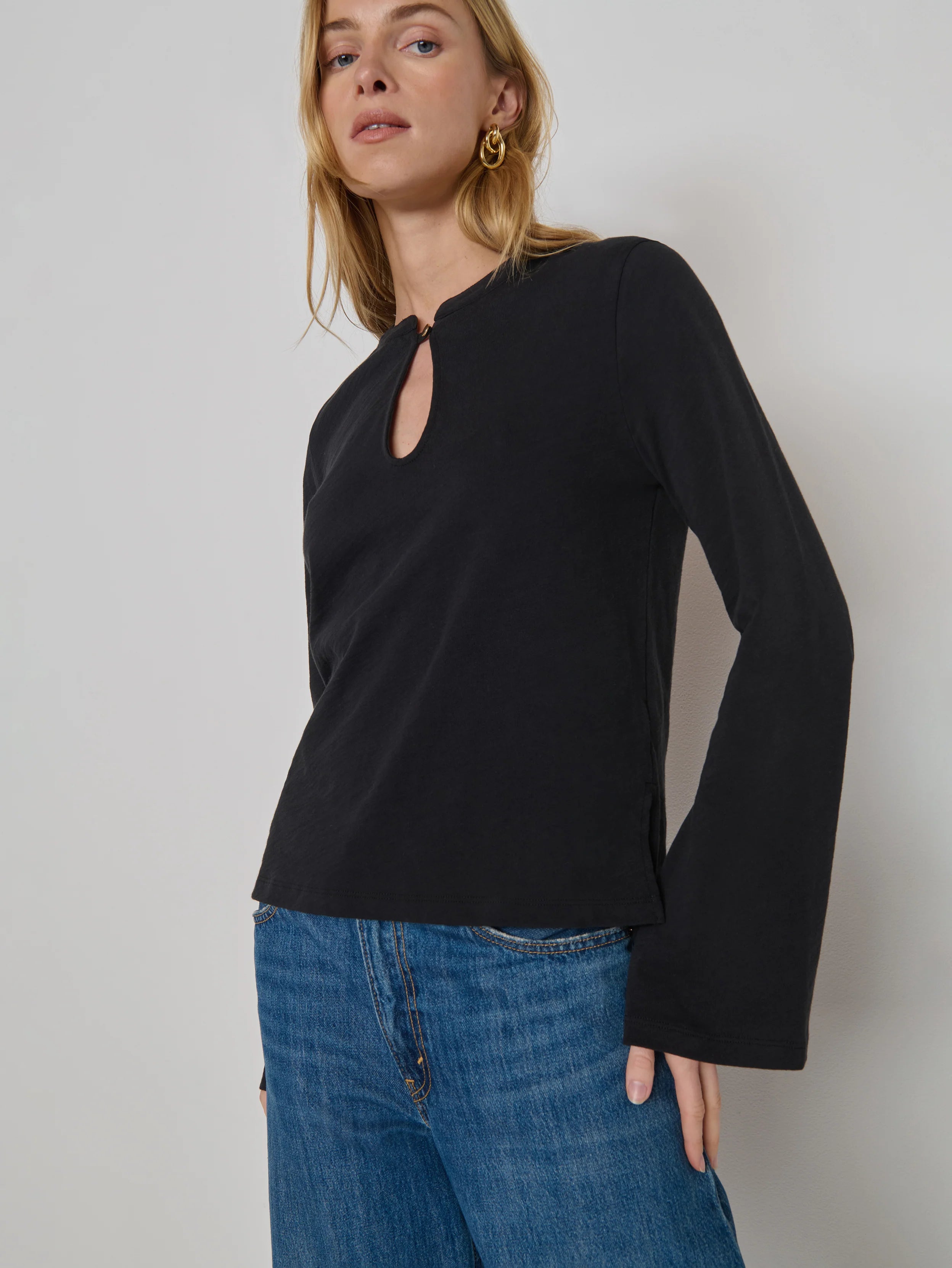 Na11602 Black Keyhole Top