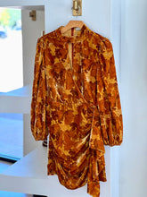 Load image into Gallery viewer, Rhddr00379 Rhode Gold Velvet Dress
